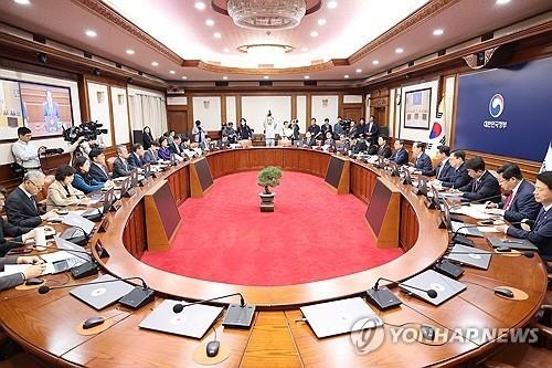 한덕수 국무총리가 10일 서울 종로구 정부서울청사에서 열린 국무회의를 주재하고 있다.  연합뉴스